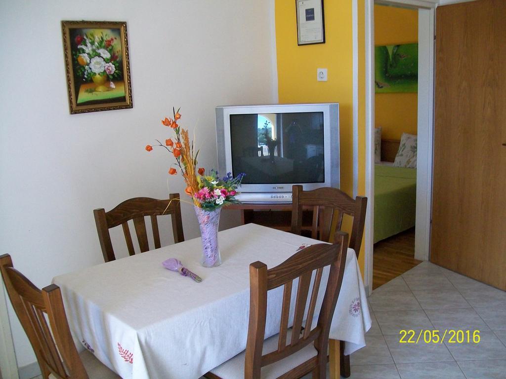 Villamar Beachfront Apartments With Free Private Parking Rabac Exterior foto
